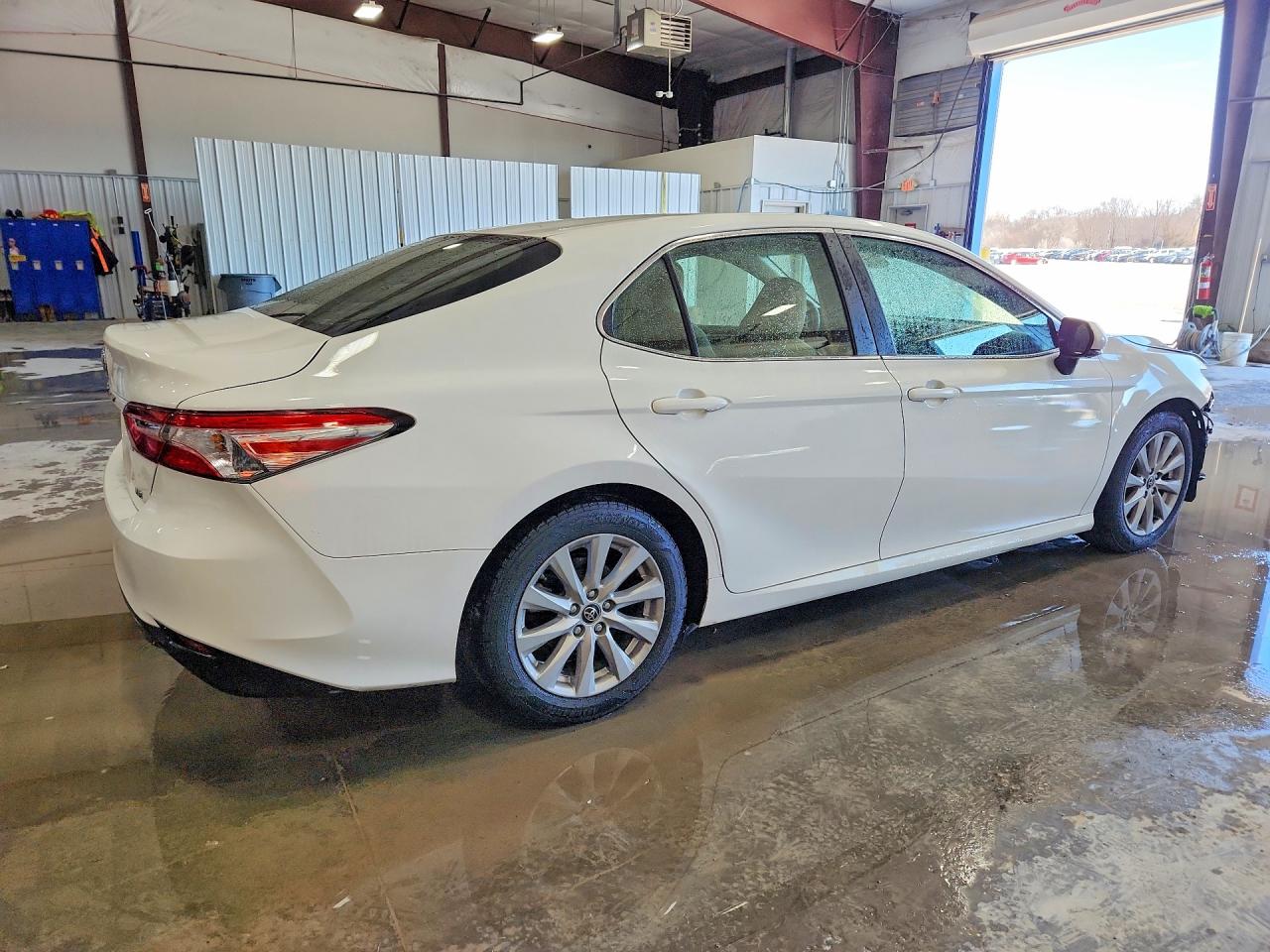 2018 TOYOTA CAMRY LE photo 3