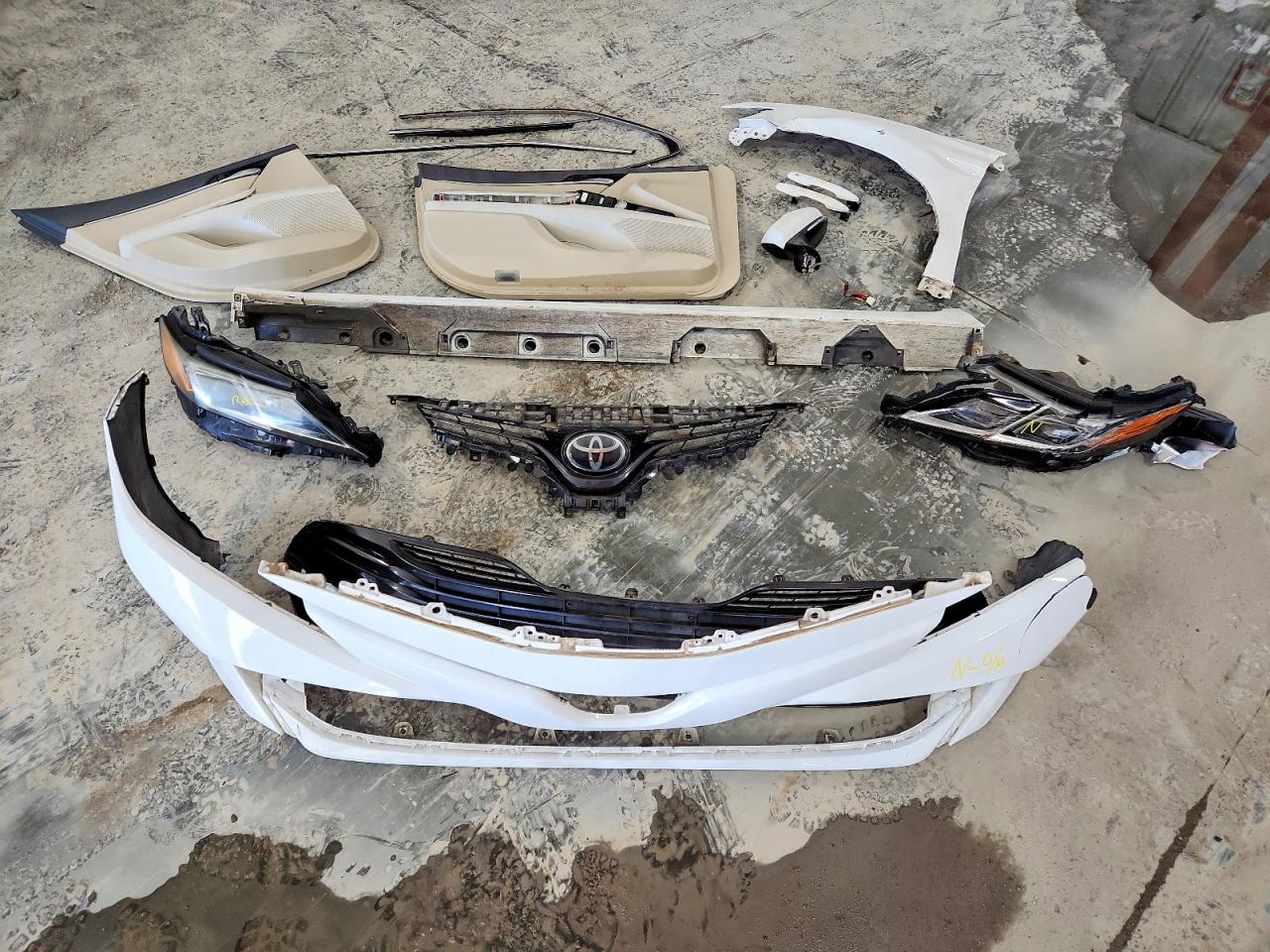 2018 TOYOTA CAMRY LE photo 12