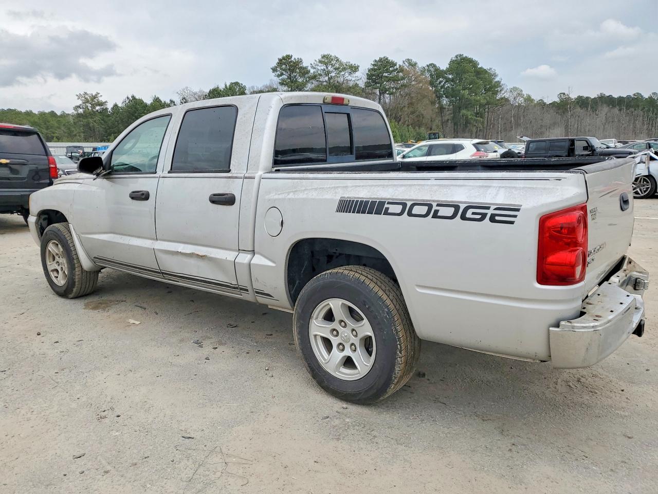 2005 DODGE DAKOTA QUAD SLT photo 4