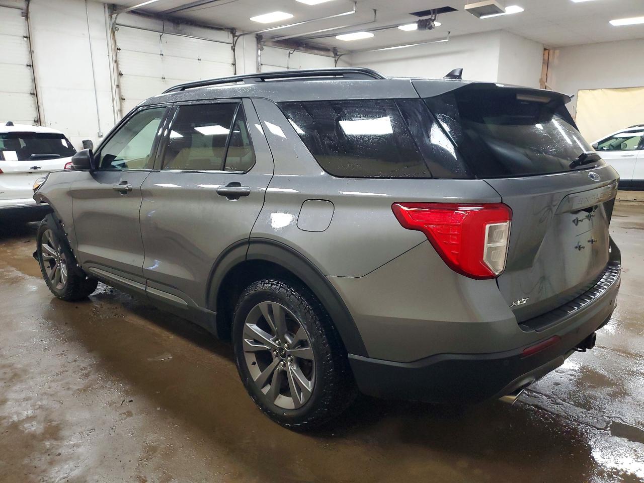 2021 FORD EXPLORER XLT photo 3