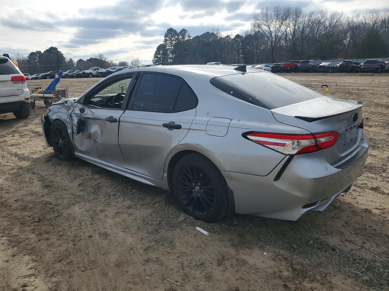 2020 TOYOTA CAMRY SE photo 3
