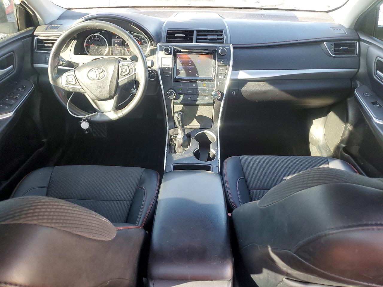 2016 TOYOTA CAMRY SE photo 8