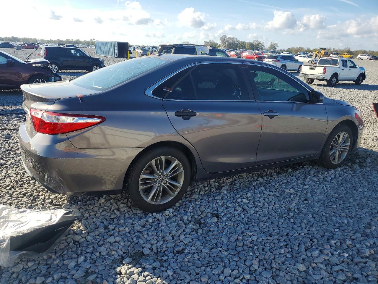 2016 TOYOTA CAMRY SE photo 3