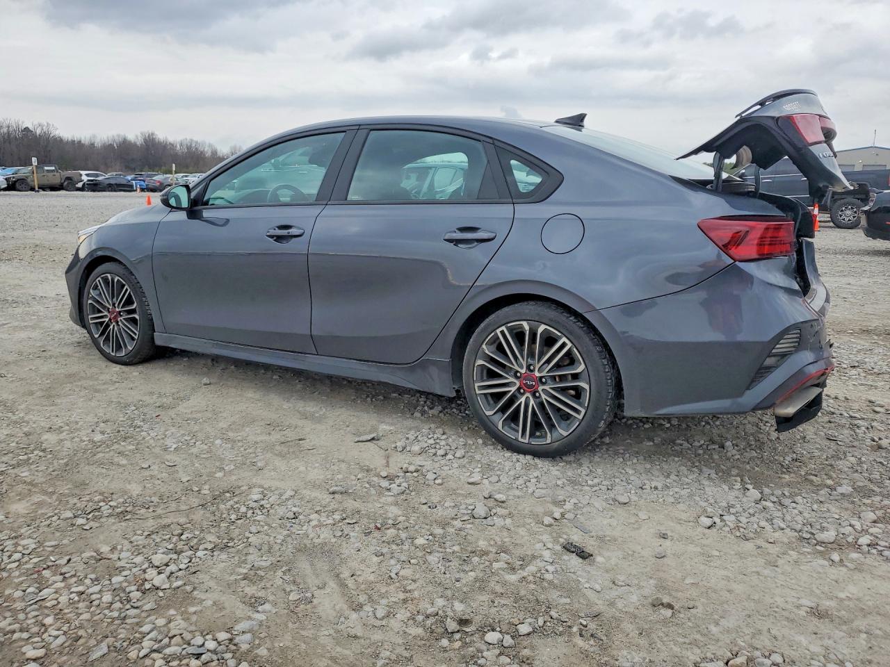 2023 KIA FORTE GT photo 3
