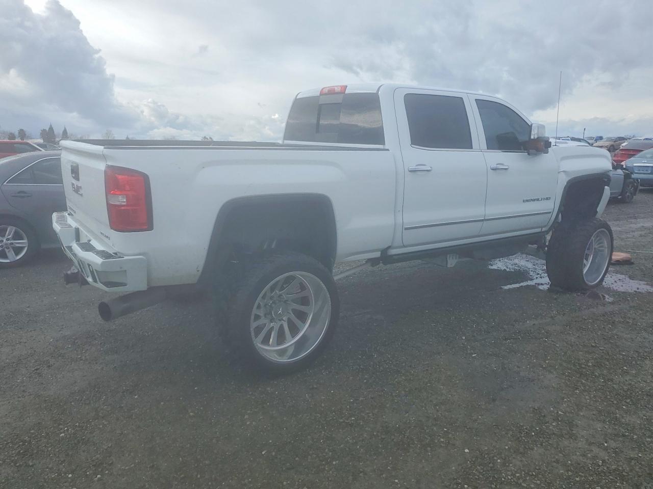 2017 GMC SIERRA K2500 DENALI photo 5