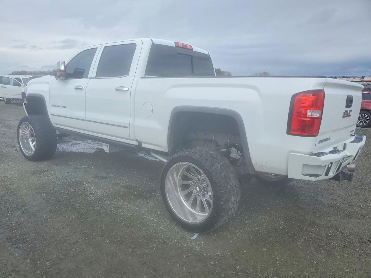 2017 GMC SIERRA K2500 DENALI photo 3
