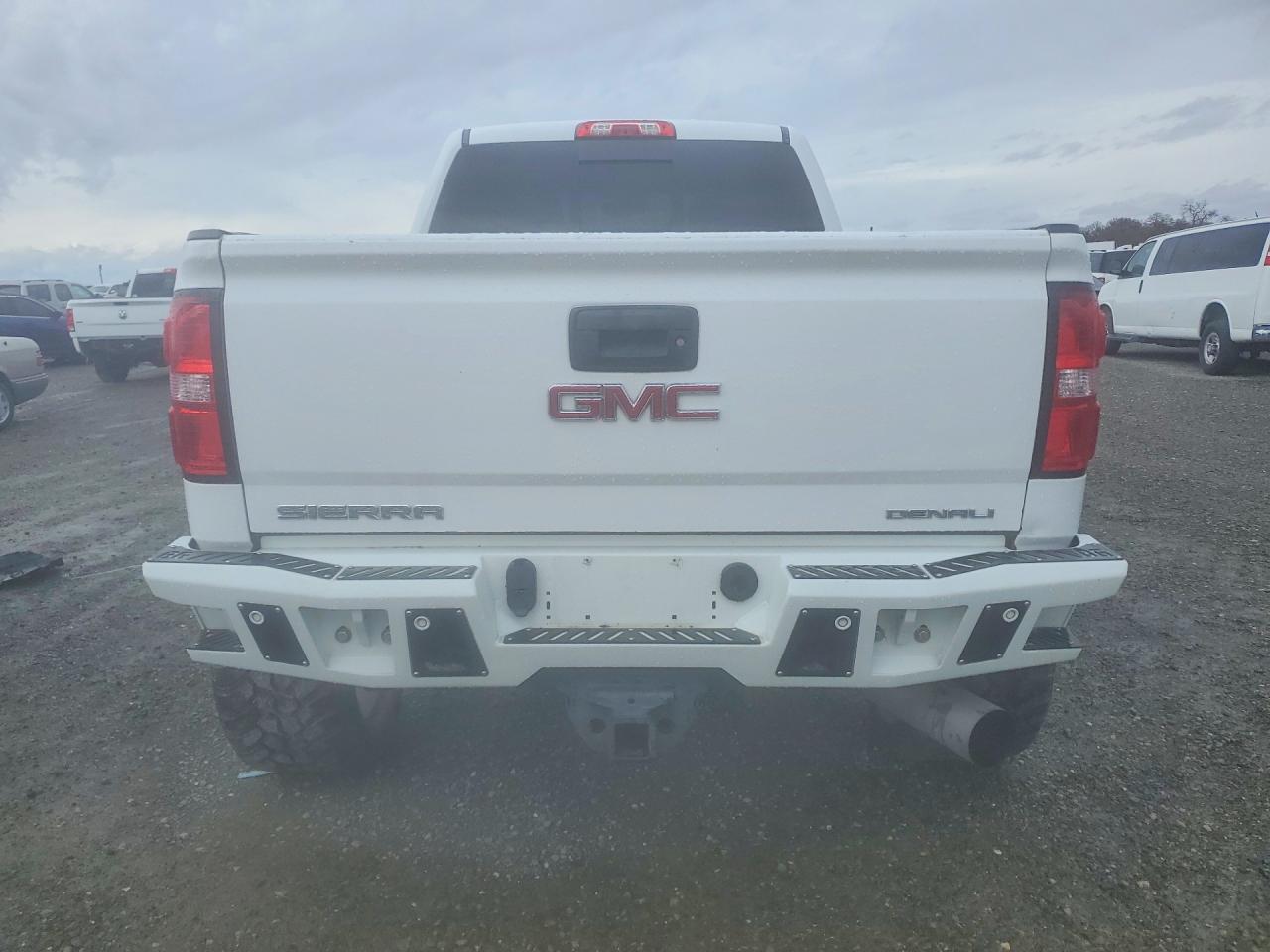 2017 GMC SIERRA K2500 DENALI photo 11