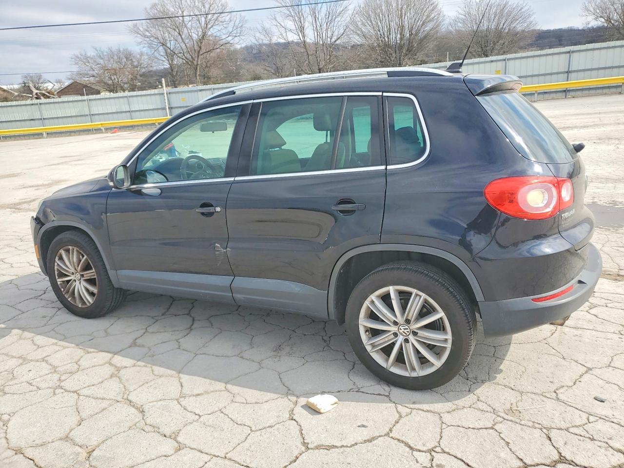 2011 VOLKSWAGEN TIGUAN S photo 3