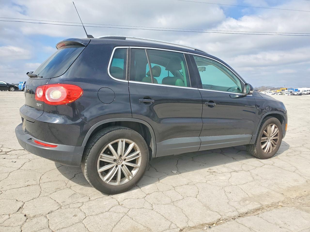 2011 VOLKSWAGEN TIGUAN S photo 5