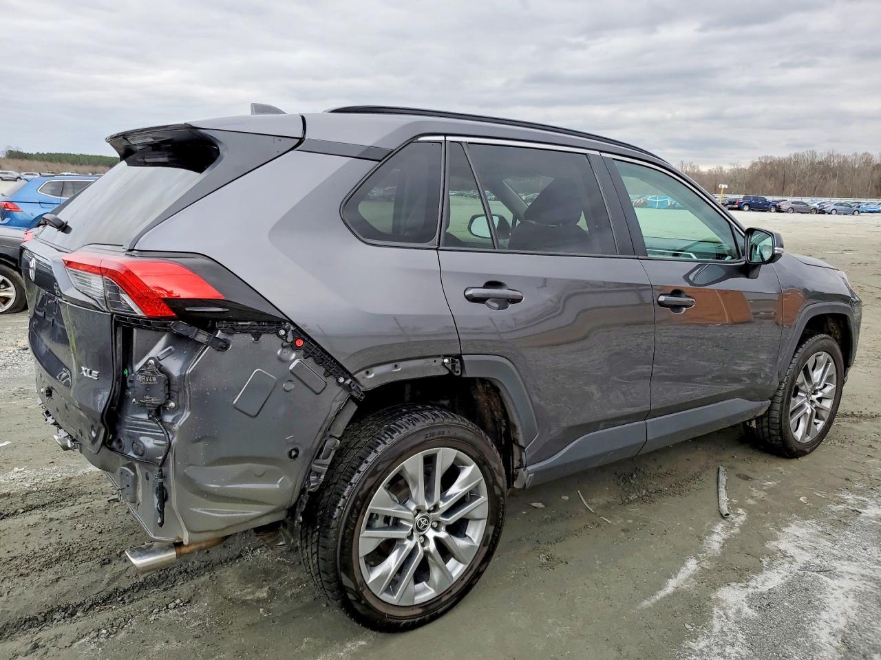 2022 TOYOTA RAV4 XLE PREMIUM photo 3