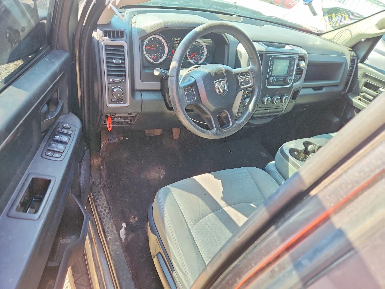 2016 RAM 1500 ST photo 15