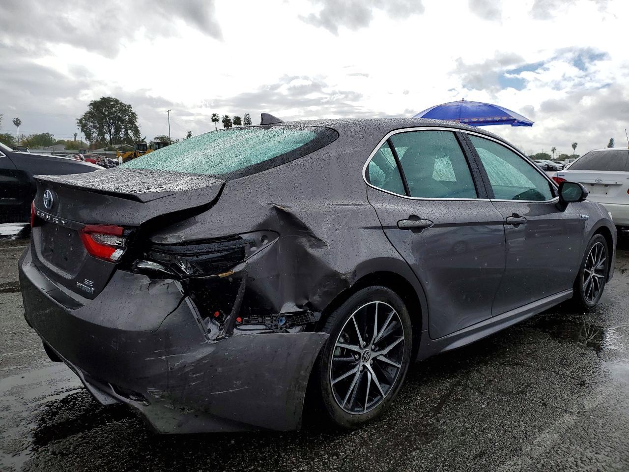 2021 TOYOTA CAMRY SE photo 3