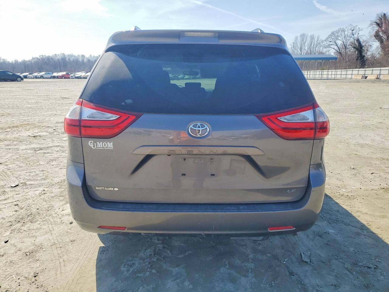 2016 TOYOTA SIENNA LE 8-PASSENGER photo 6