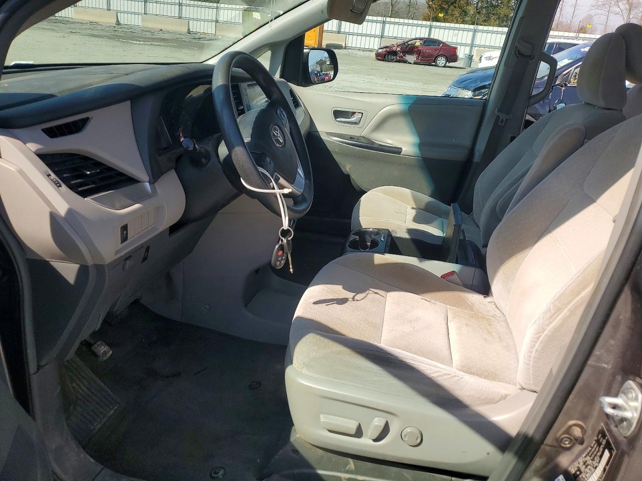 2016 TOYOTA SIENNA LE 8-PASSENGER photo 7