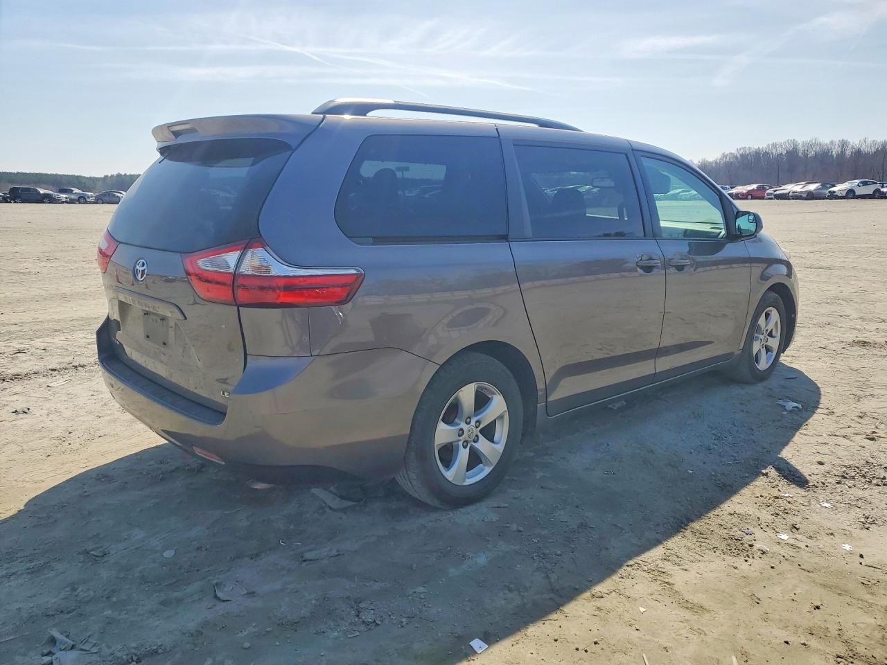 2016 TOYOTA SIENNA LE 8-PASSENGER photo 3