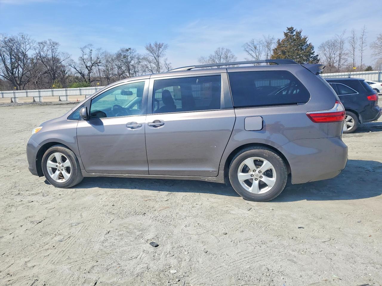 2016 TOYOTA SIENNA LE 8-PASSENGER photo 2