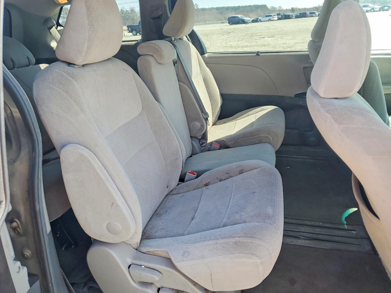 2016 TOYOTA SIENNA LE 8-PASSENGER photo 11