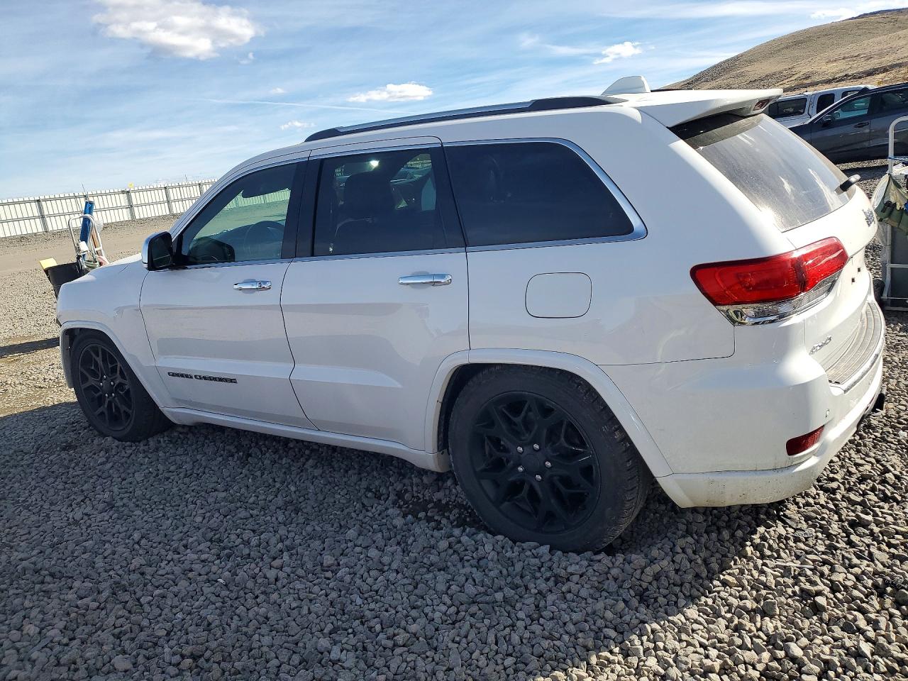 2020 JEEP GRAND CHEROKEE OVERLAND photo 2