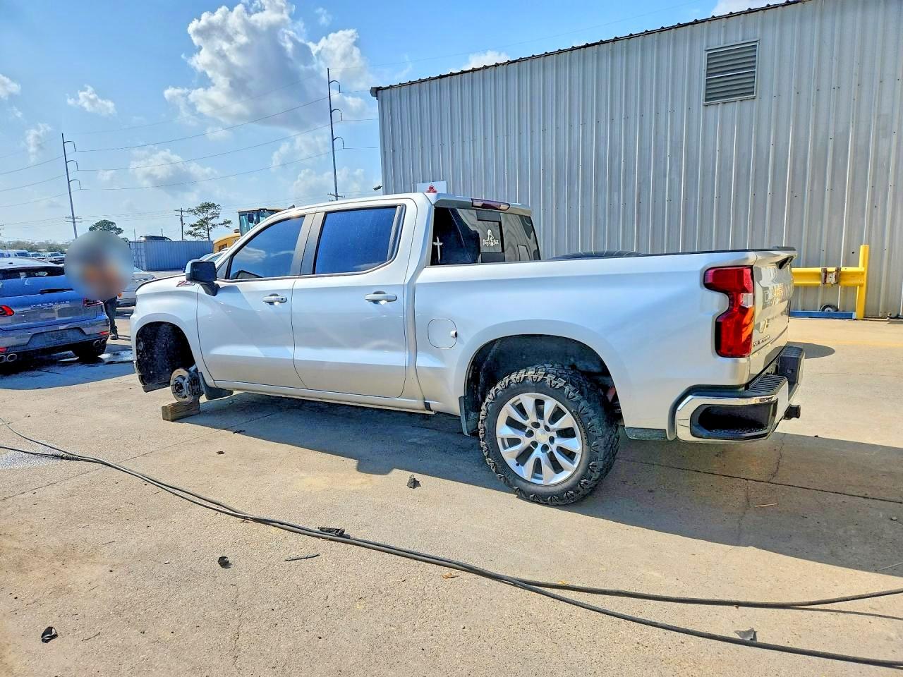 2021 CHEVROLET SILVERADO K1500 LT photo 2