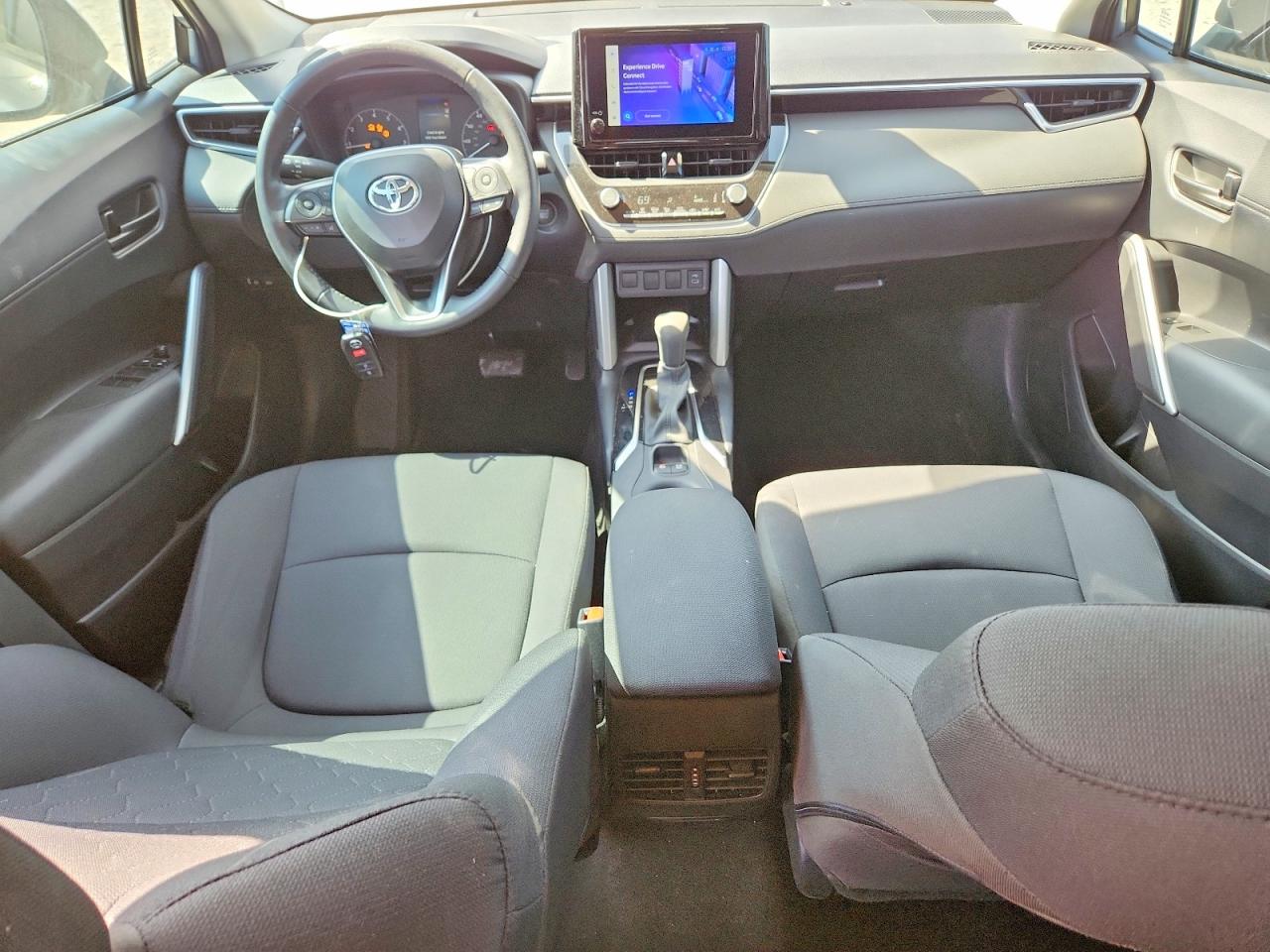 2024 TOYOTA COROLLA CROSS LE photo 15