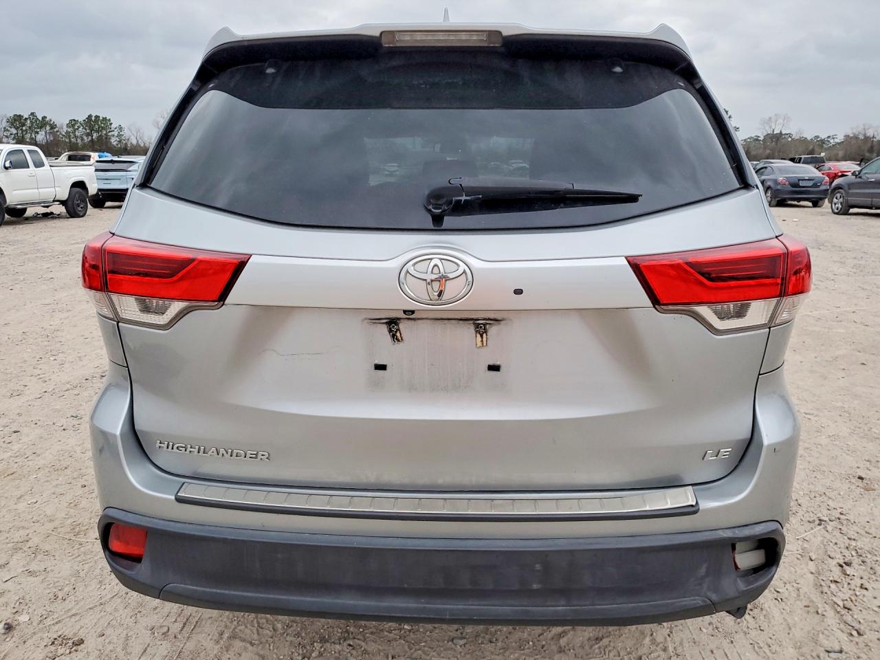2017 TOYOTA HIGHLANDER LE PLUS photo 6