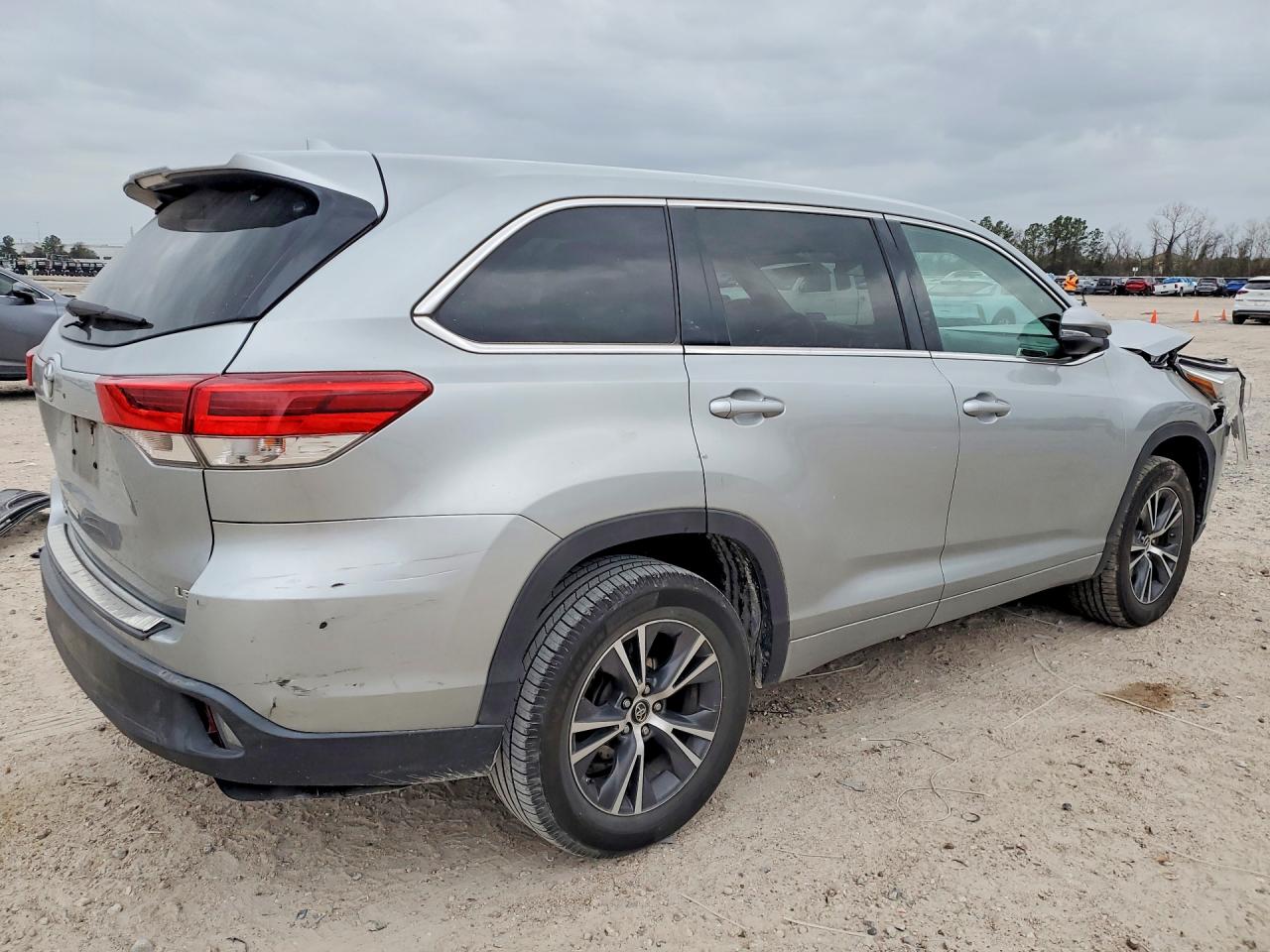 2017 TOYOTA HIGHLANDER LE PLUS photo 3