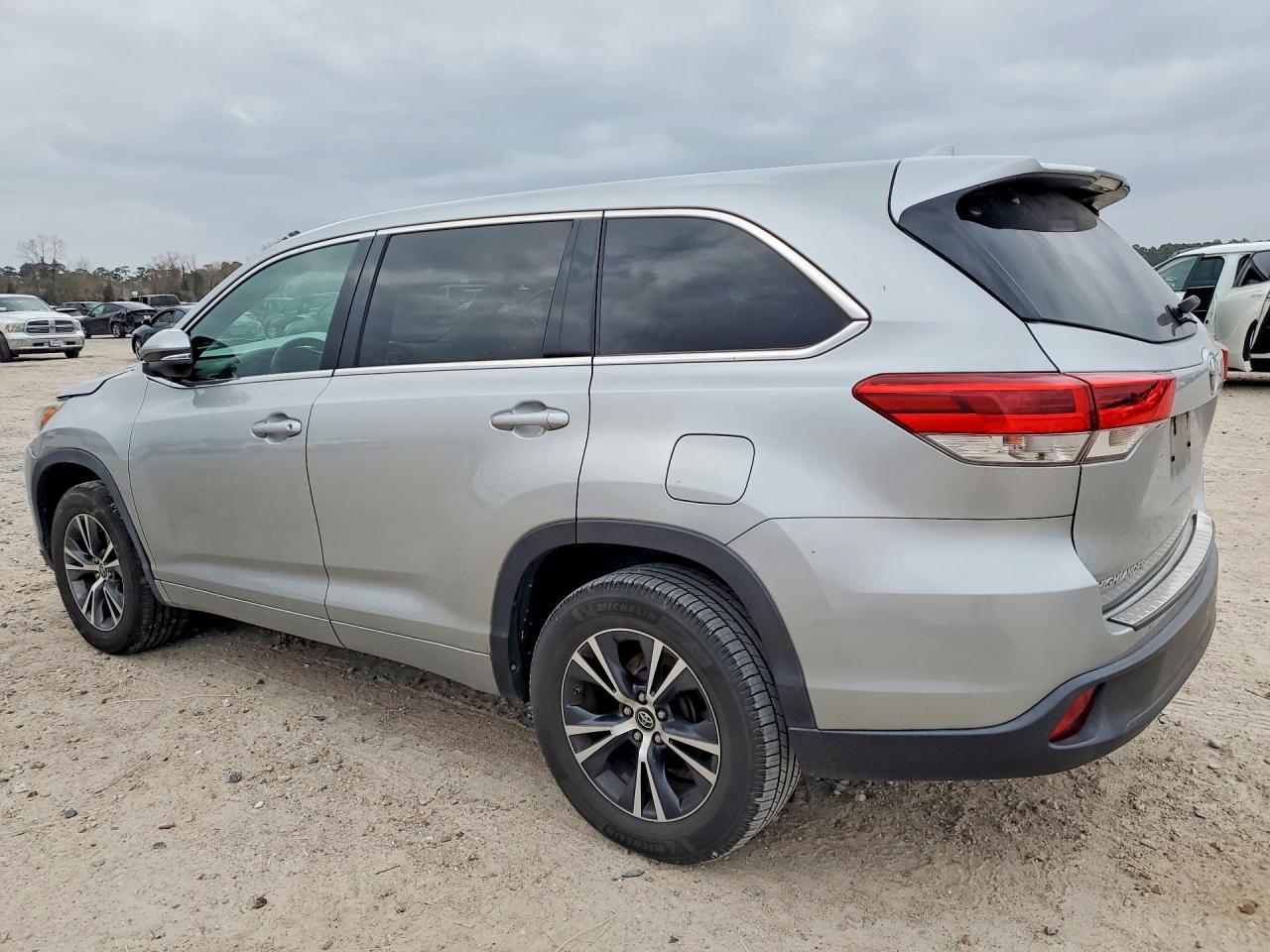 2017 TOYOTA HIGHLANDER LE PLUS photo 2