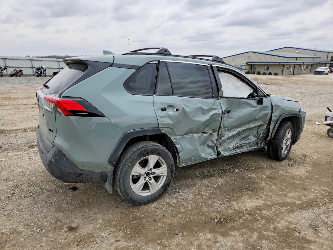 2021 TOYOTA RAV4 XLE photo 5