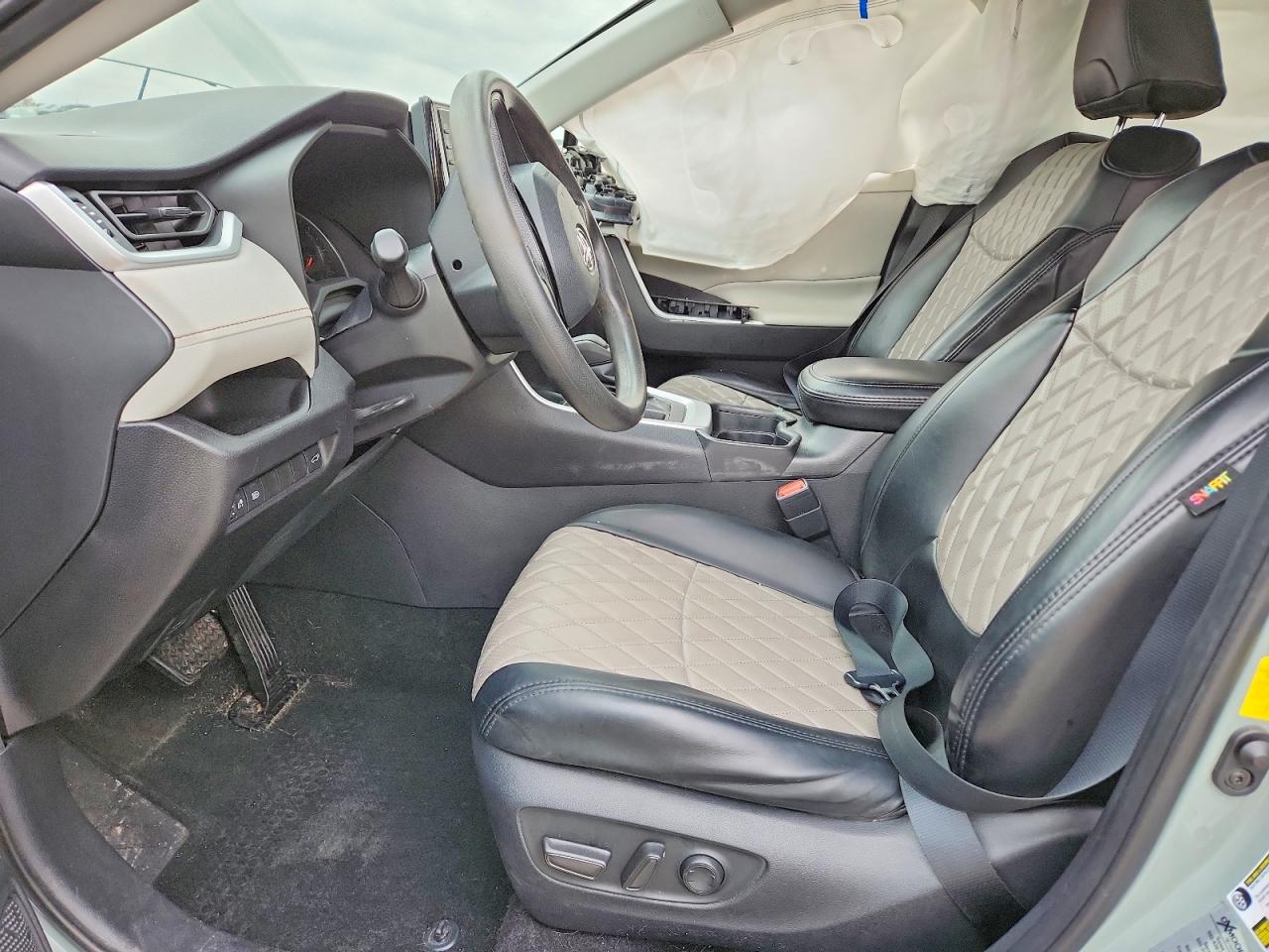 2021 TOYOTA RAV4 XLE photo 13