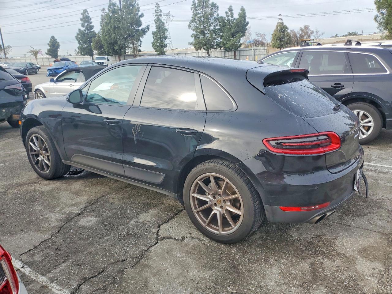 2015 PORSCHE MACAN S photo 2