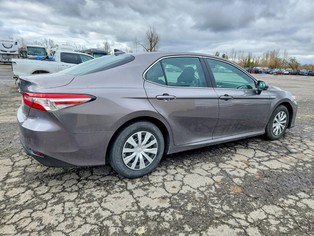 2019 TOYOTA CAMRY LE photo 3