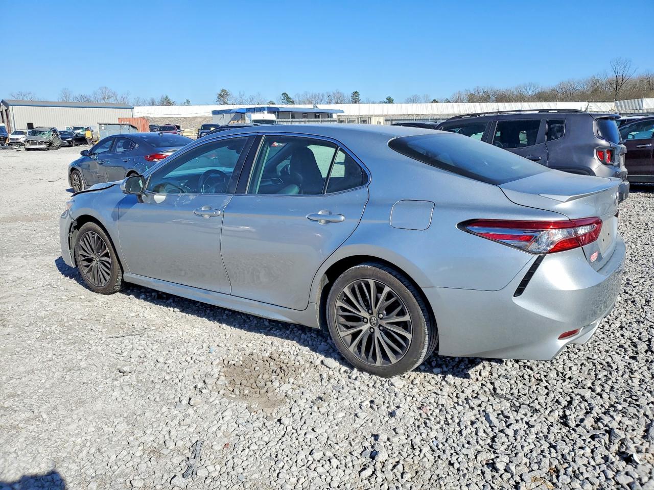 2018 TOYOTA CAMRY SE photo 2