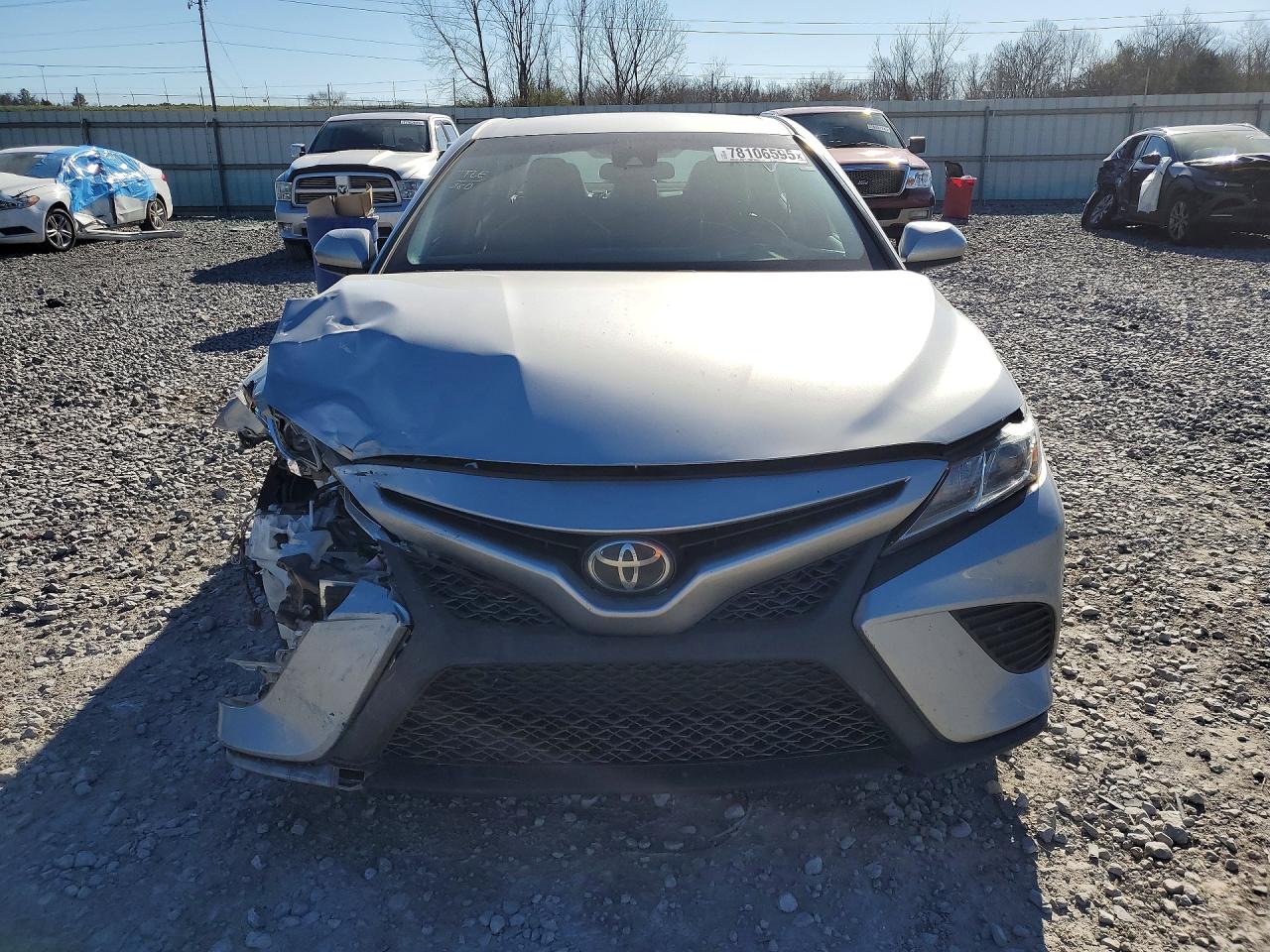2018 TOYOTA CAMRY SE photo 5