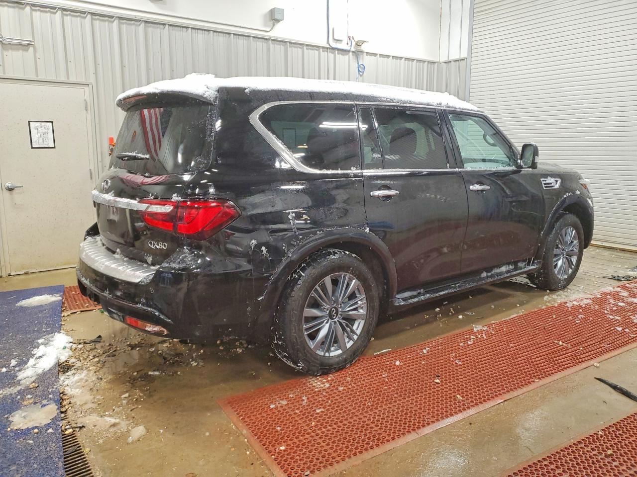 2022 INFINITI QX80 LUXE photo 3
