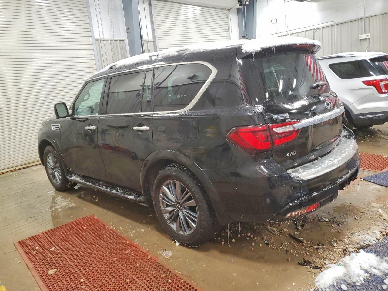2022 INFINITI QX80 LUXE photo 2