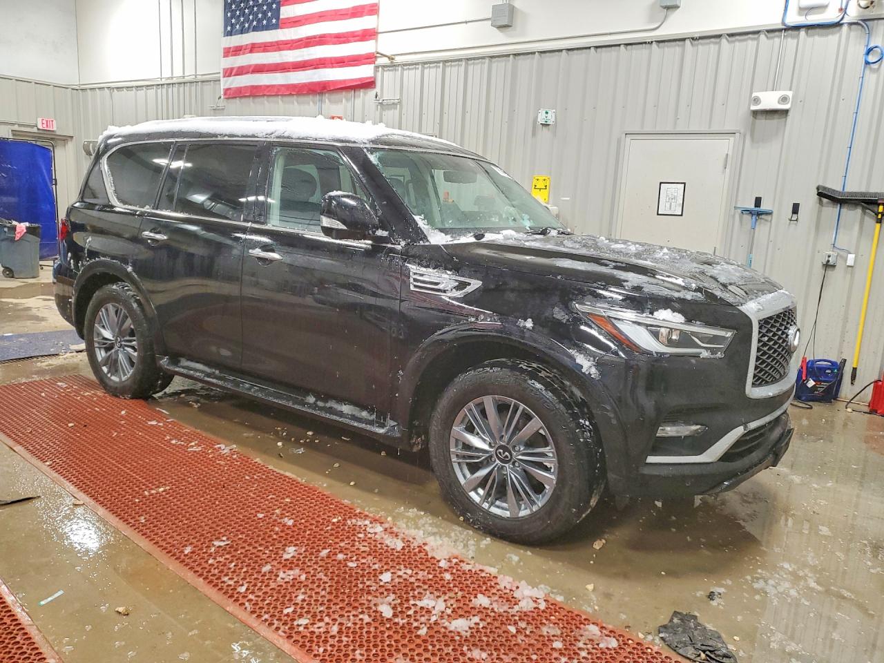 2022 INFINITI QX80 LUXE photo 4