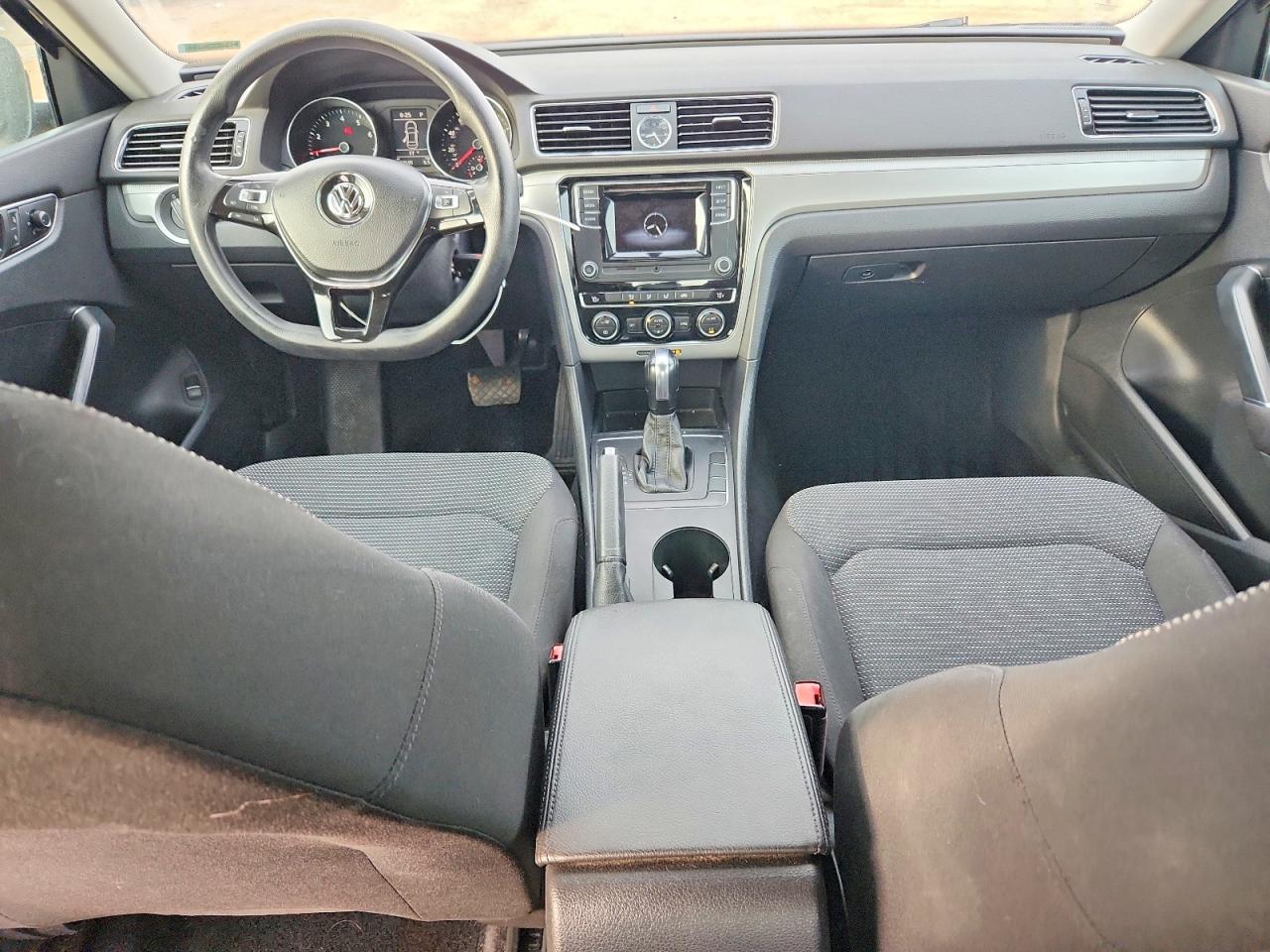 2017 VOLKSWAGEN PASSAT S photo 8