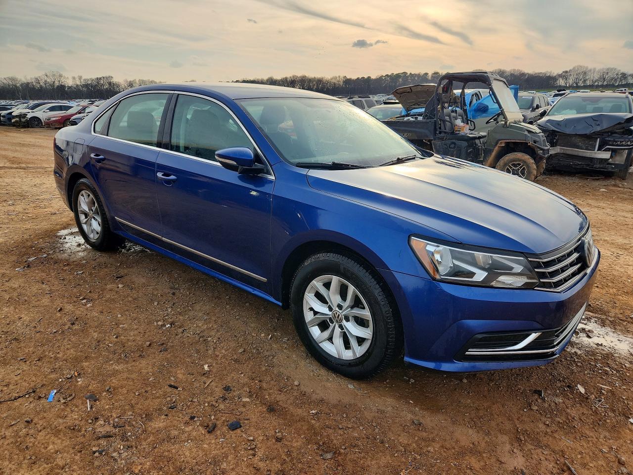 2017 VOLKSWAGEN PASSAT S photo 4