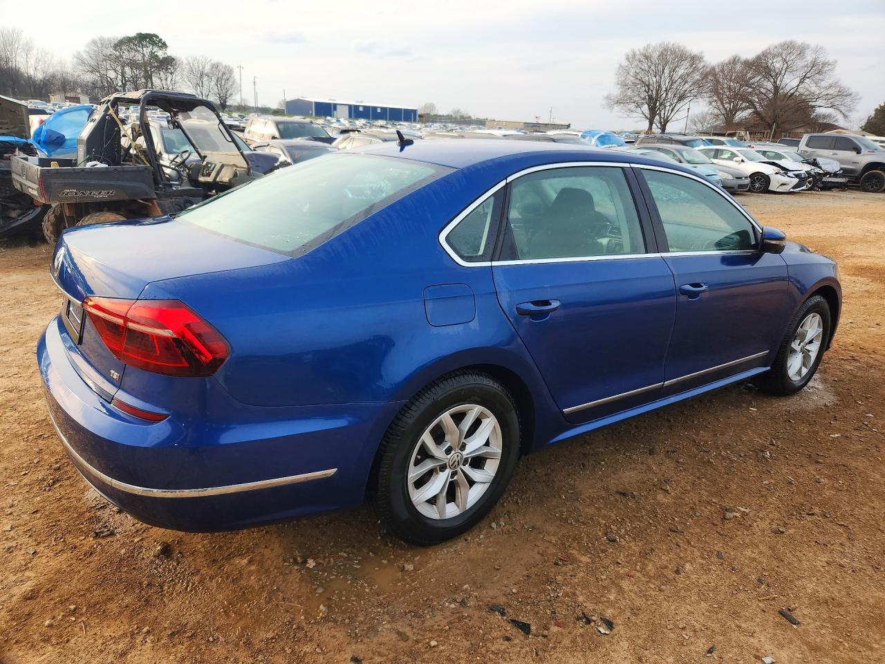 2017 VOLKSWAGEN PASSAT S photo 3