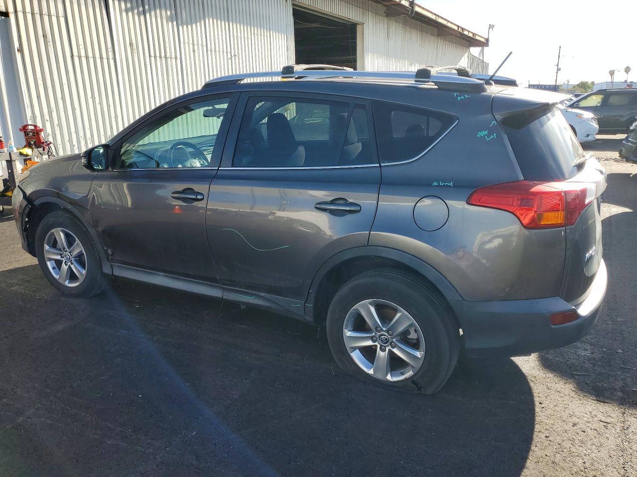 2015 TOYOTA RAV4 XLE photo 3