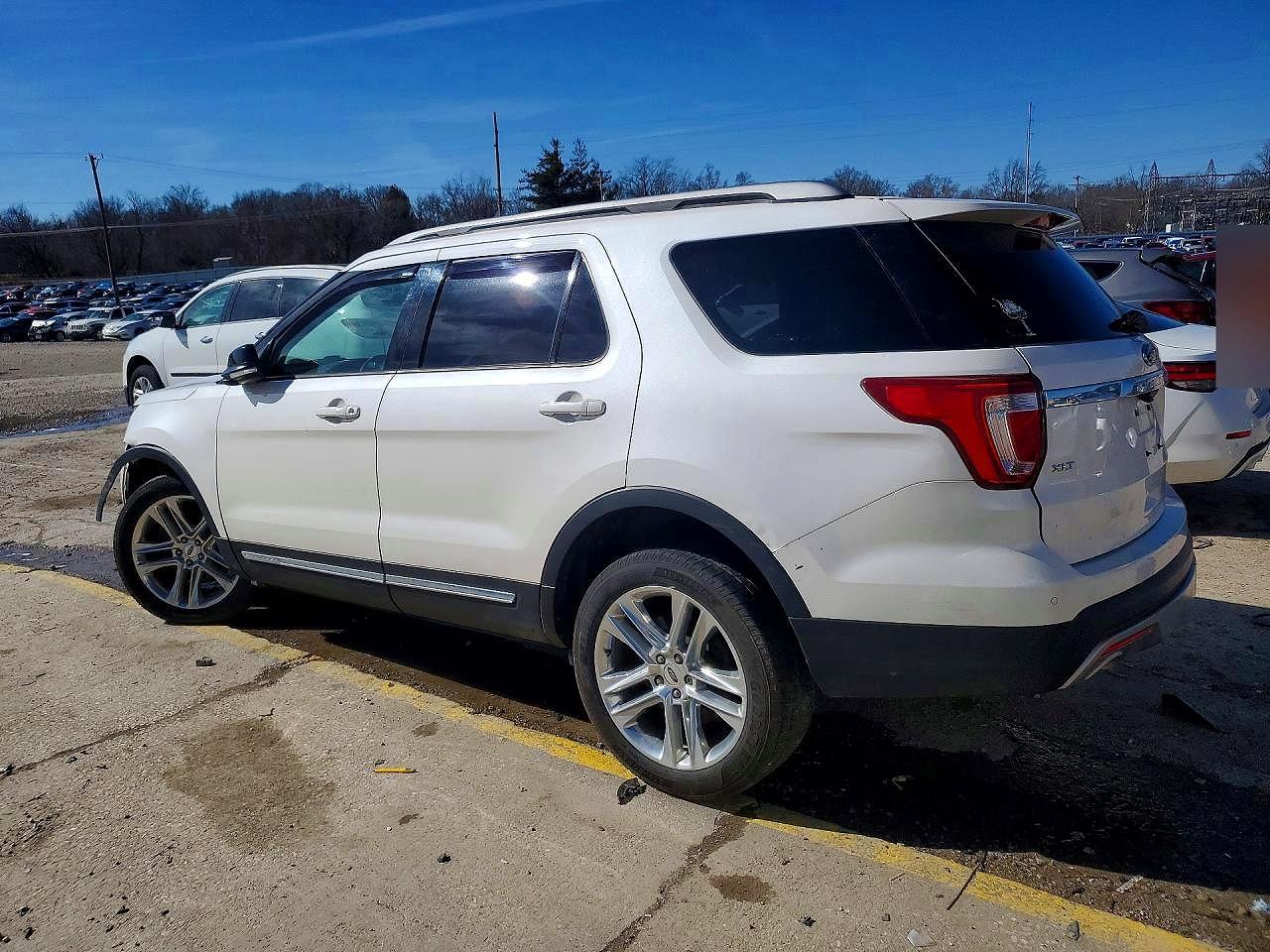 2017 FORD EXPLORER XLT photo 4