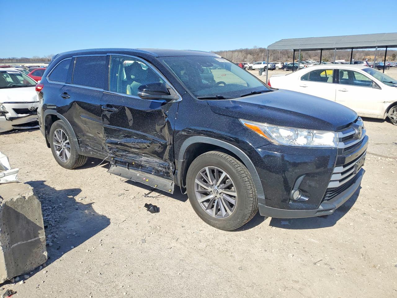 2017 TOYOTA HIGHLANDER XLE photo 10