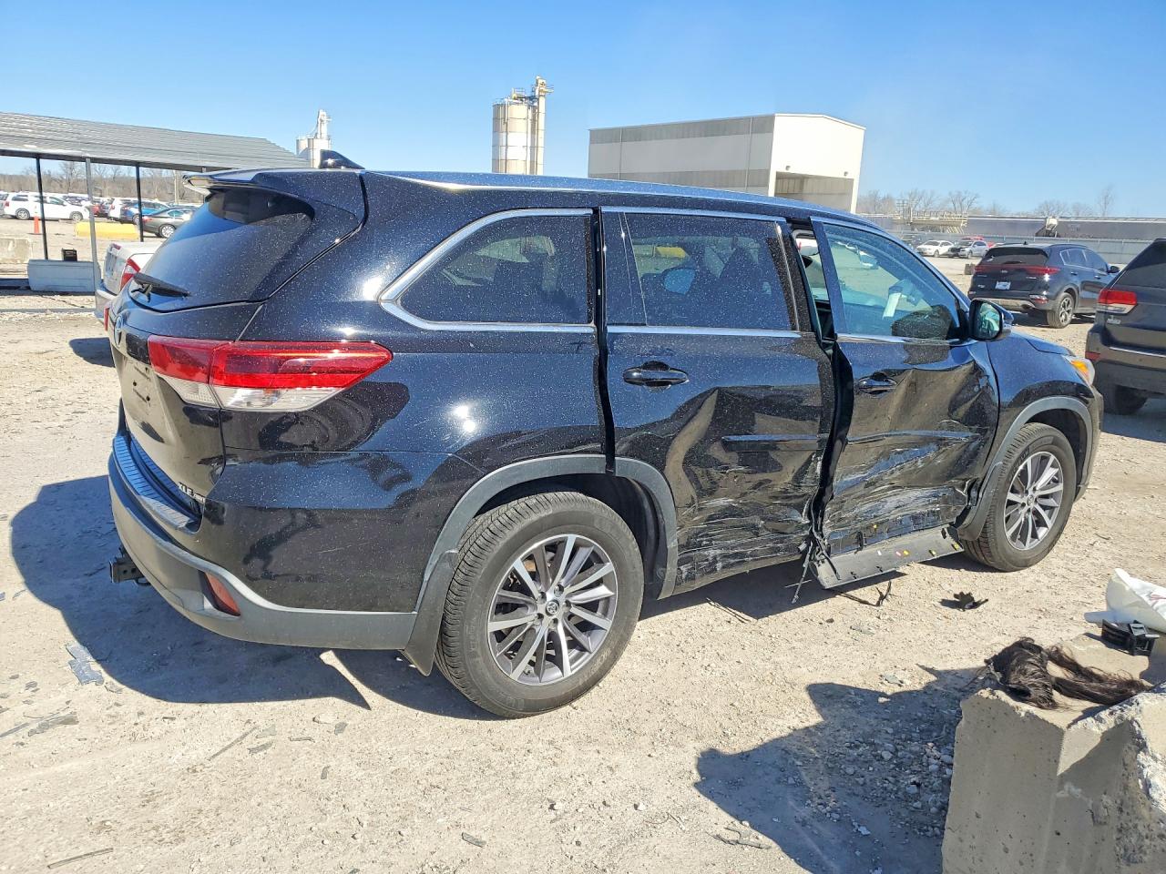 2017 TOYOTA HIGHLANDER XLE photo 7