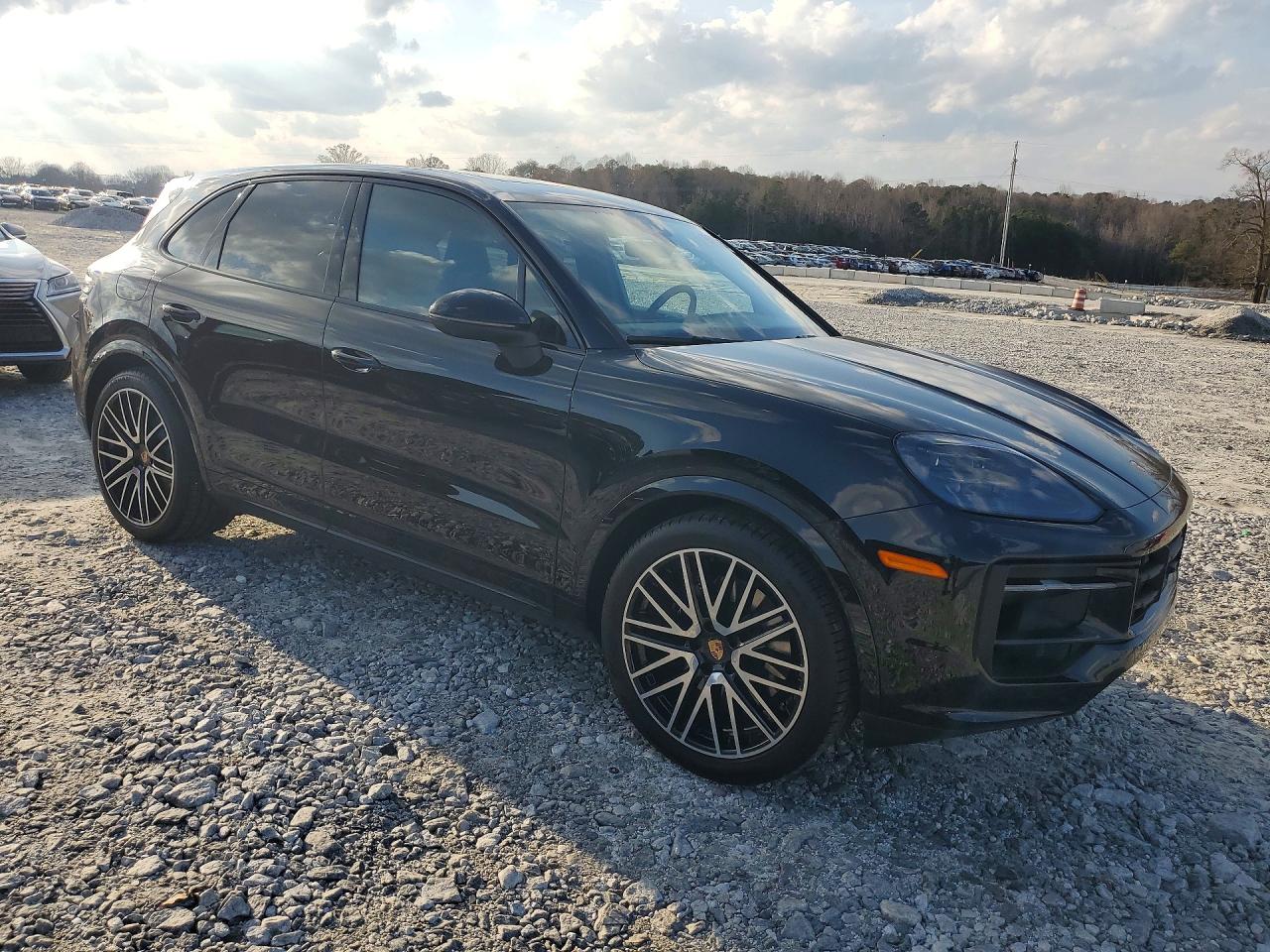 2025 PORSCHE CAYENNE photo 4
