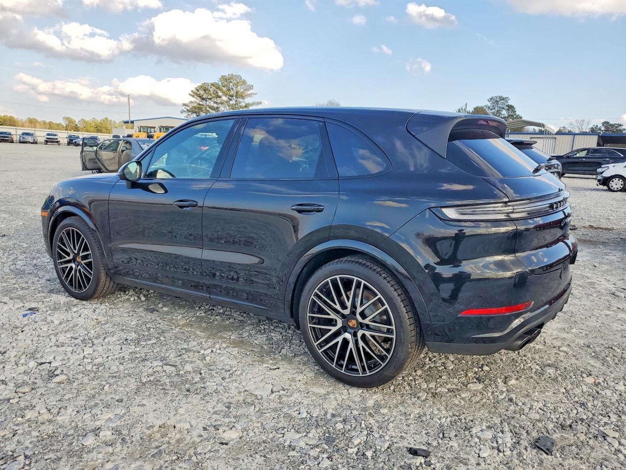 2025 PORSCHE CAYENNE photo 2