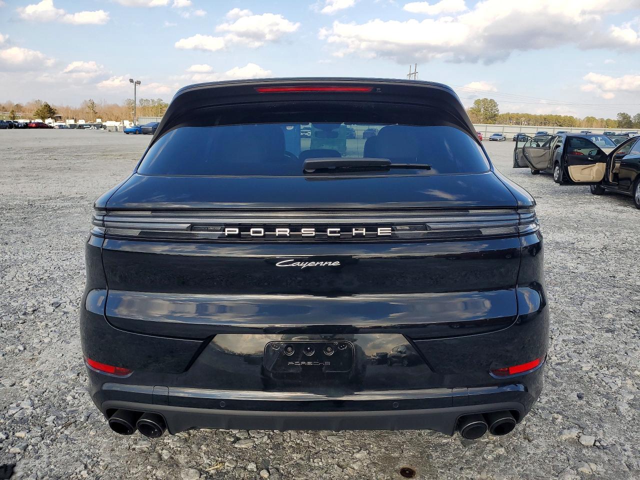 2025 PORSCHE CAYENNE photo 6