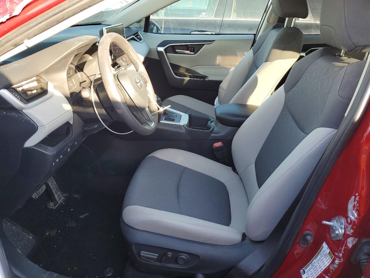 2024 TOYOTA RAV4 XLE photo 19