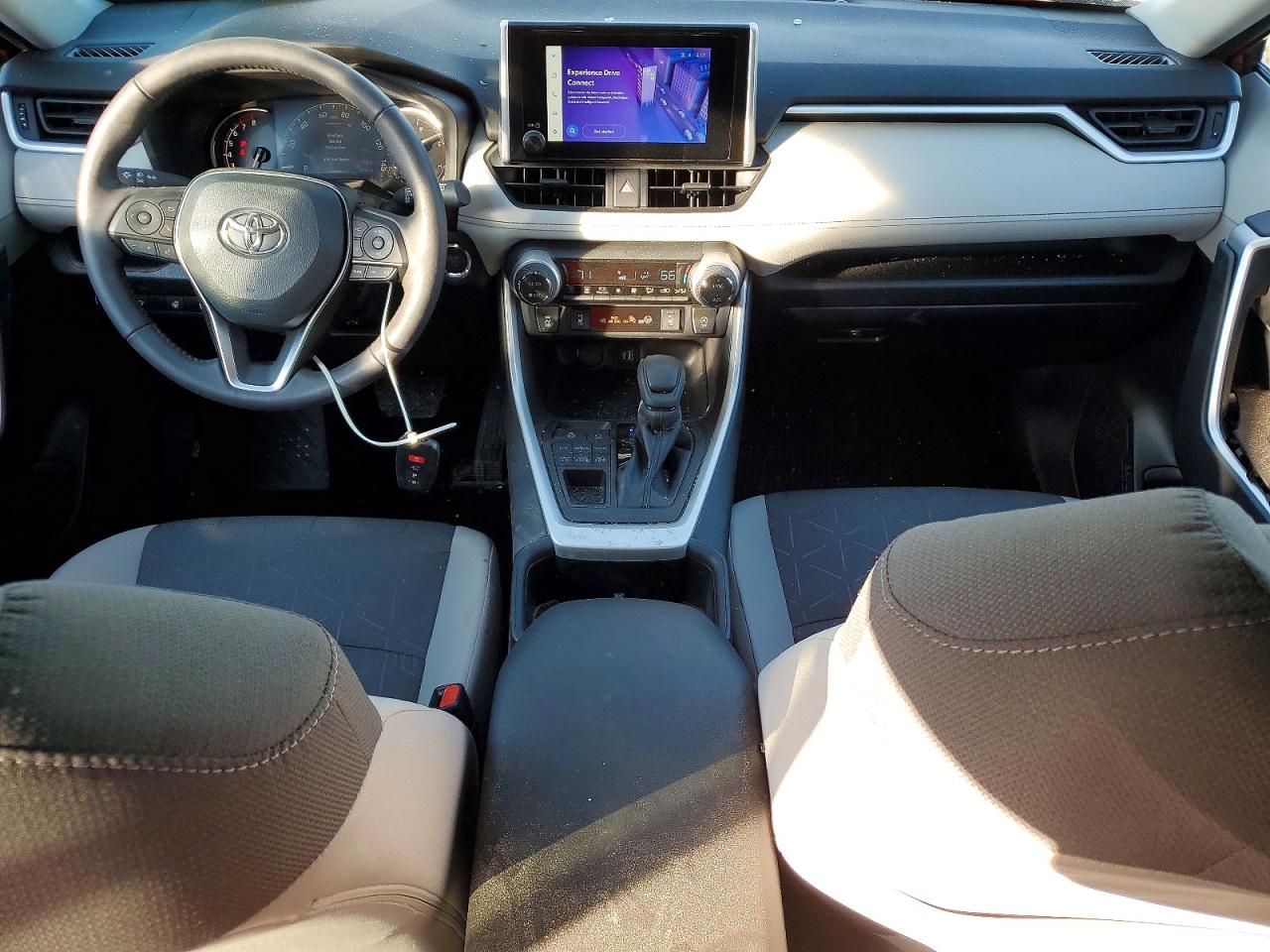 2024 TOYOTA RAV4 XLE photo 22