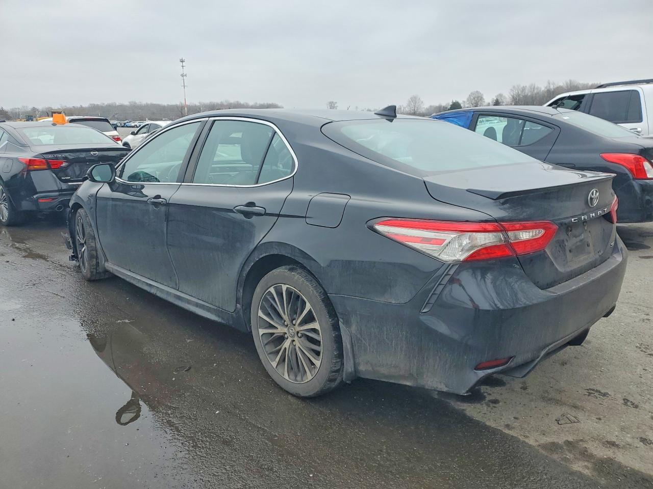 2019 TOYOTA CAMRY SE photo 3