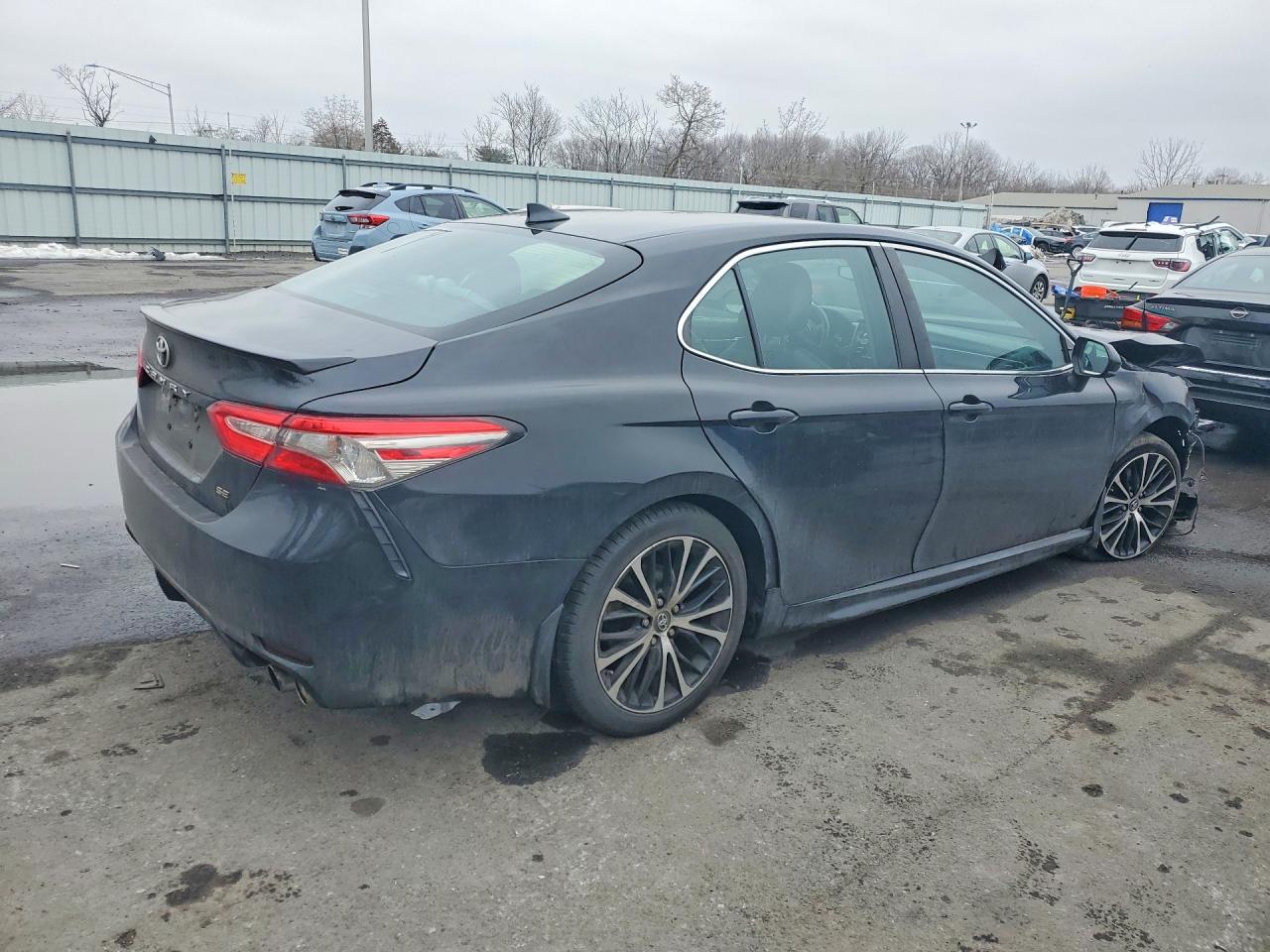 2019 TOYOTA CAMRY SE photo 5
